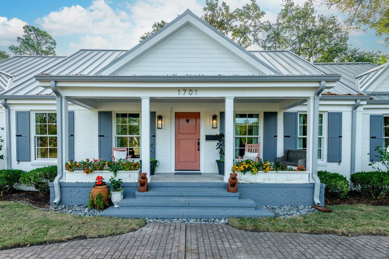 Go for white and blue for that elegant coastal vibe.