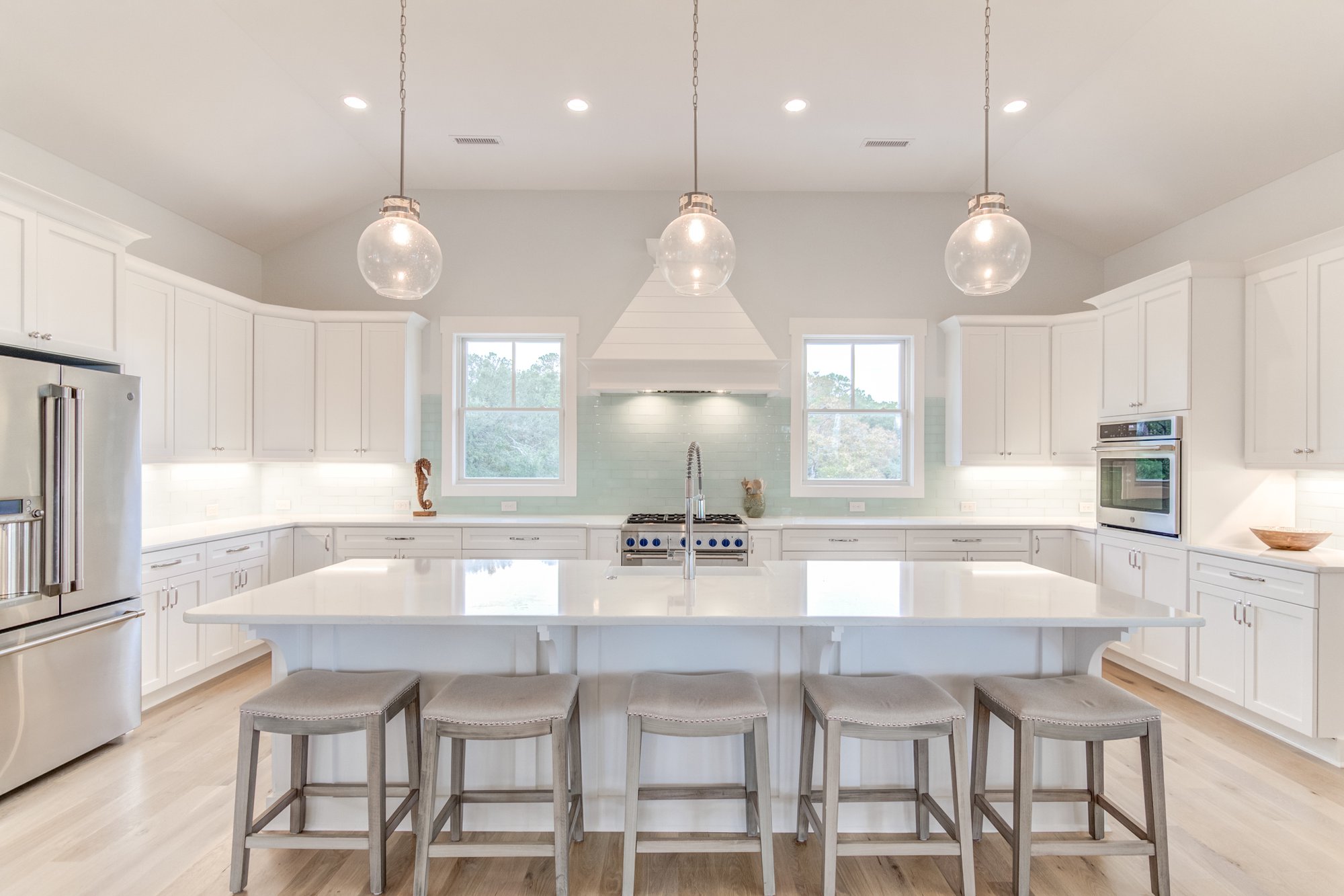 Interior Design Tips: Achieving A Modern Look cover